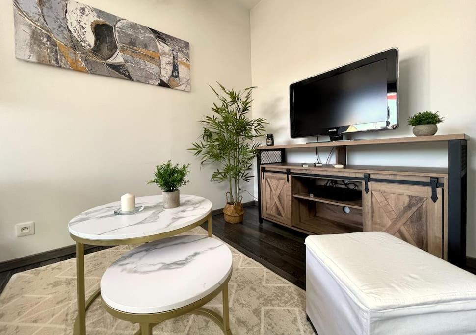 Charme Urbain Sous Les Toits-Terrasse/Clim/Parking Apartment Beziers Exterior photo