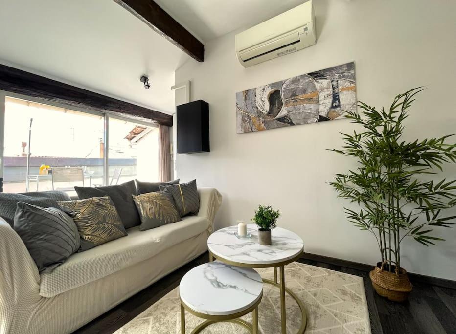 Charme Urbain Sous Les Toits-Terrasse/Clim/Parking Apartment Beziers Exterior photo